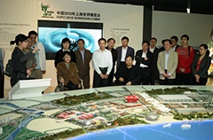 張海迪視察世博會(huì)生命陽光館