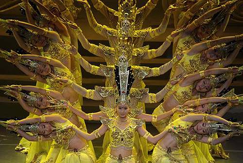 10月1日，在世博中心(網(wǎng)上世博中心)舉行的中國(guó)國(guó)家館日文藝晚會(huì)上，來(lái)自中國(guó)殘疾人藝術(shù)團(tuán)的演員表演舞蹈《敦煌情韻》中的“千手觀音”。