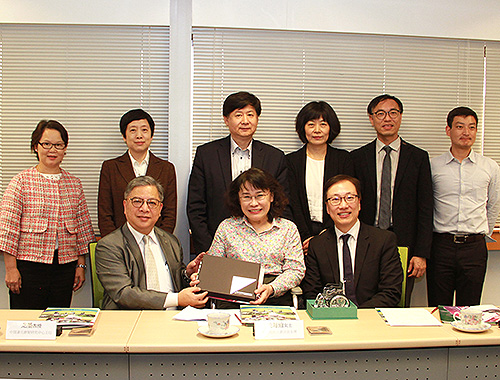 圖為張海迪一行考察香港理工大學(xué)