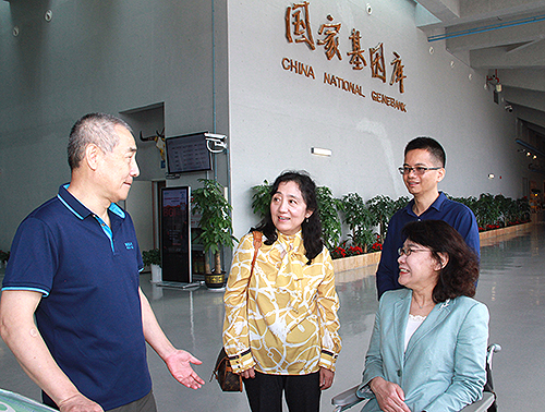 圖為張海迪參觀國(guó)家基因庫(kù) 圖為張海迪參觀國(guó)家基因庫(kù)