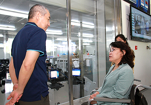 圖為張海迪和華大基因董事長(zhǎng)汪建交談 圖為張海迪和華大基因董事長(zhǎng)汪建交談