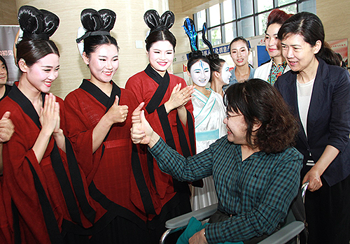 圖為問候殘疾人演員