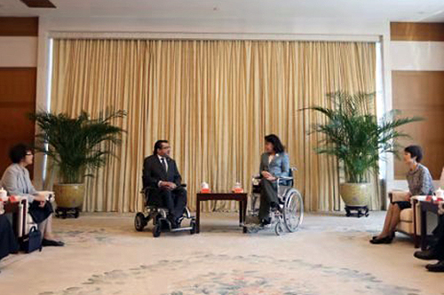 圖為中國殘聯(lián)主席張海迪會見亞洲殘奧委員會主席拉什德 圖為中國殘聯(lián)主席張海迪會見亞洲殘奧委員會主席拉什德