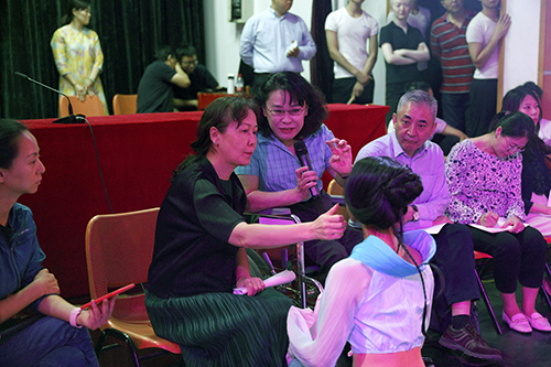 圖為張海迪主席指導(dǎo)頭飾細(xì)節(jié) 圖為張海迪主席指導(dǎo)頭飾細(xì)節(jié)