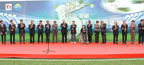 圖為張海迪宣布年終總決賽開(kāi)賽