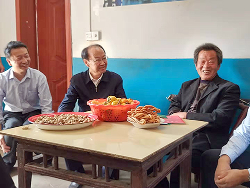 圖為周長(zhǎng)奎看望慰問(wèn)貧困殘疾人家庭 圖為周長(zhǎng)奎看望慰問(wèn)貧困殘疾人家庭