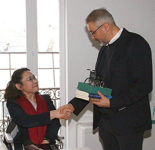 圖為張海迪向巴黎2024年奧組委會秘書長贈送紀念品