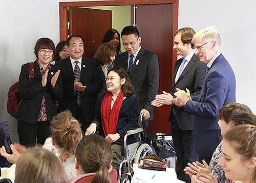 圖為張海迪訪問法國宜世高等精神運動與康復學院