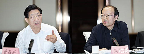 圖為中國殘聯(lián)黨組書記、理事長周長奎，國家衛(wèi)生健康委黨組成員、副主任曾益新講話