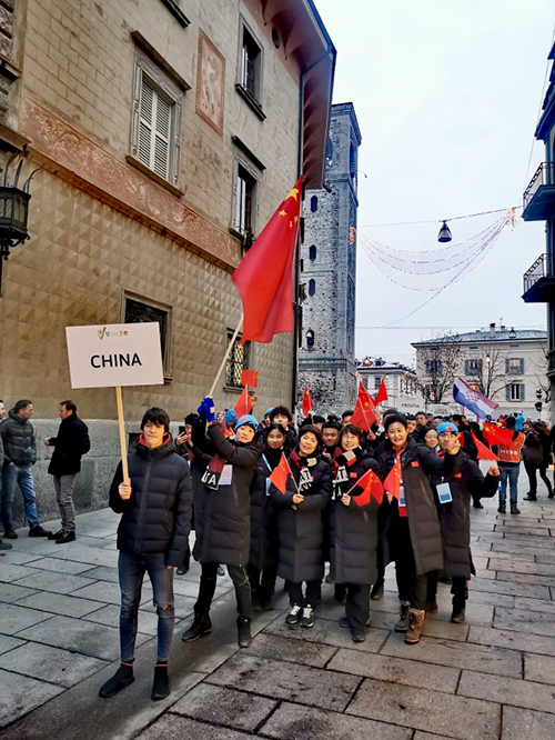 圖為中國(guó)聽(tīng)障奧運(yùn)代表團(tuán)參加第十九屆世界冬季聽(tīng)障奧運(yùn)會(huì)開(kāi)幕式