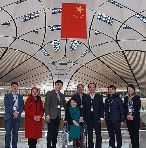 圖為張海迪和無障礙專家考察大興國際機場
