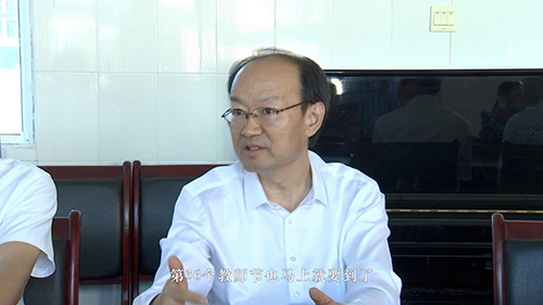 圖為第36個教師節(jié)前夕，中國殘聯(lián)黨組書記、理事長周長奎赴四川省涼山州西昌市看望特教學校師生