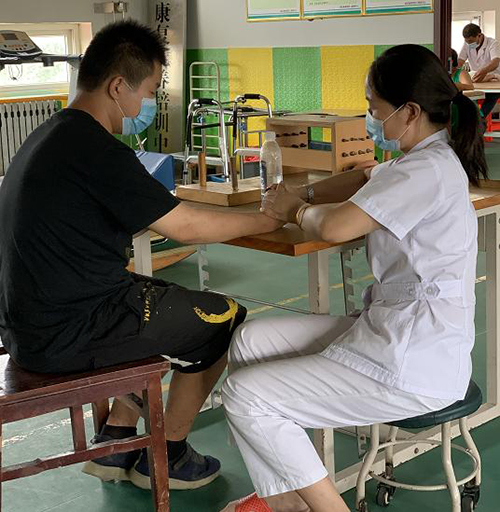 圖為正在進行康復的殘疾人 圖為正在進行康復的殘疾人