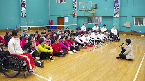 圖為王梅梅與運動員們交流 圖為王梅梅與運動員們交流