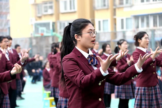 圖為學生用國家通用手語“奏唱”共青團團歌