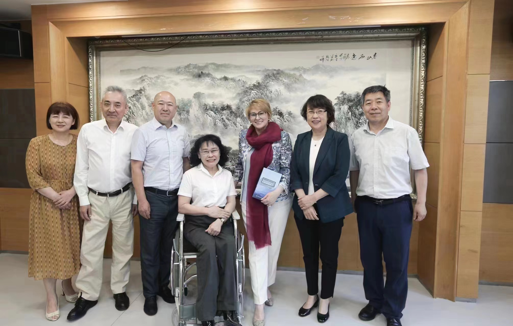 圖為張海迪在京會見中俄殘疾人事務理事會俄方委員一行