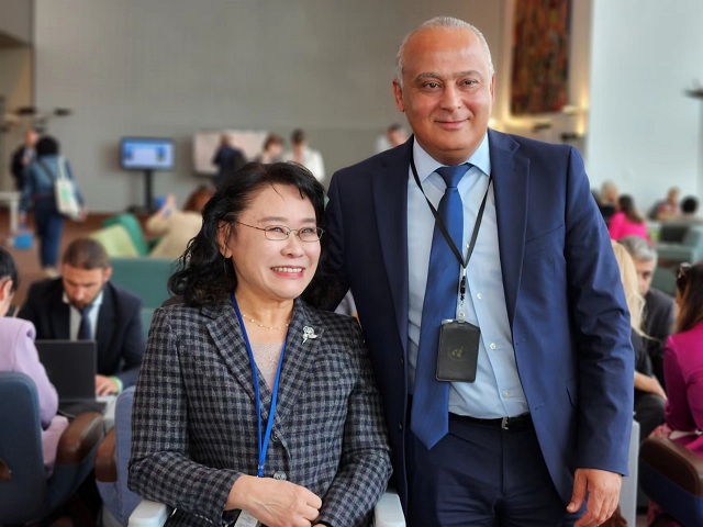 圖為張海迪主席與殘疾人權(quán)利公約大會主席合影