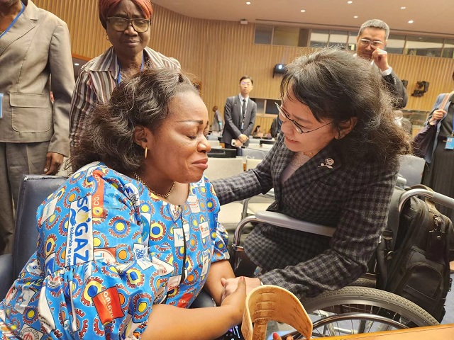 圖為張海迪主席與剛果民主共和國政府代表親切交談