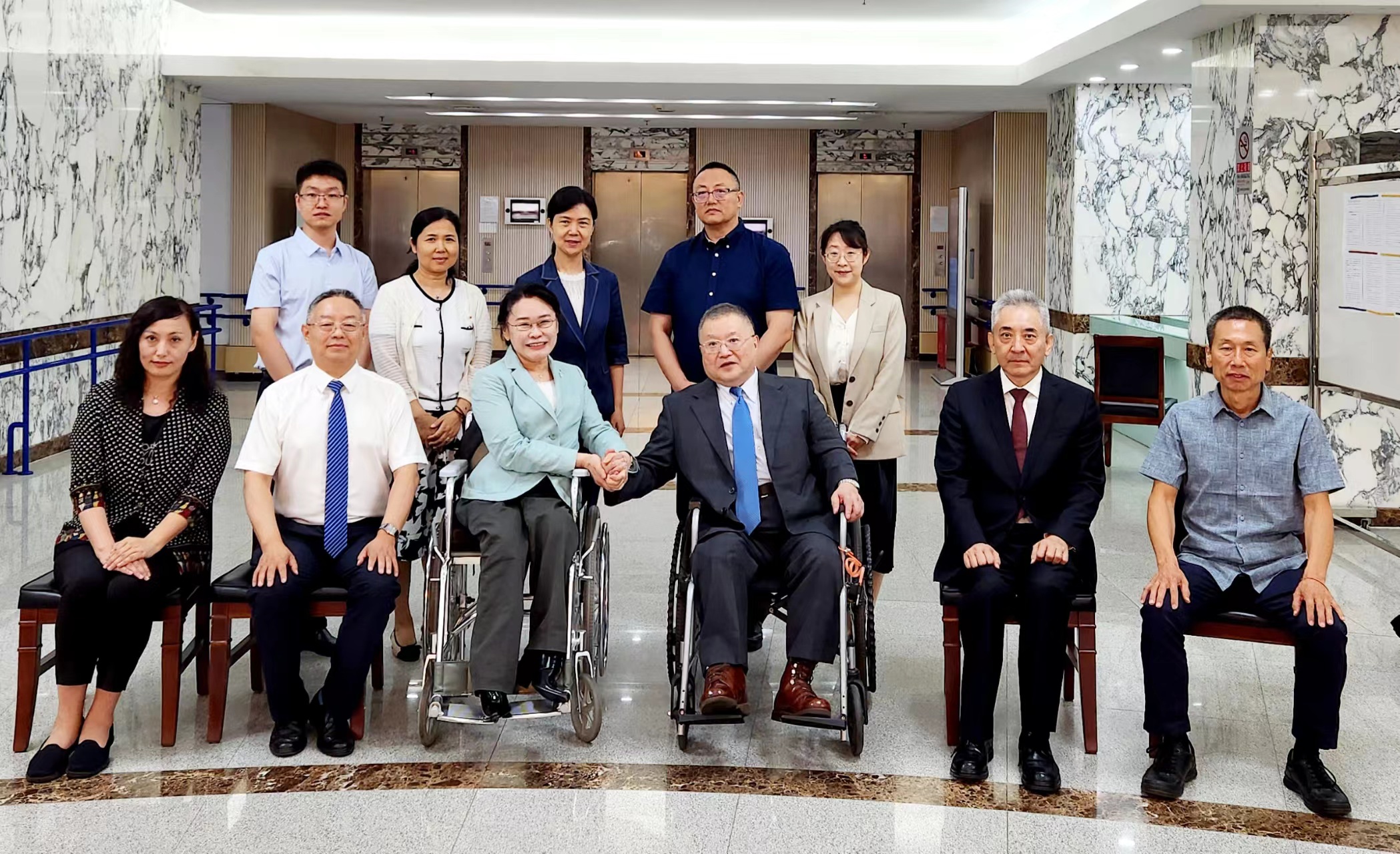 圖為張海迪會(huì)見日本藤田醫(yī)科大學(xué)法人才藤榮一一行 圖為張海迪會(huì)見日本藤田醫(yī)科大學(xué)法人才藤榮一一行