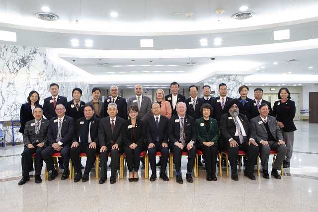 圖為會(huì)見合影