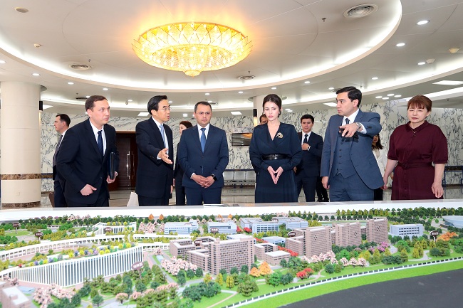 圖為程凱主席向代表團(tuán)介紹康復(fù)大學(xué) 圖為程凱主席向代表團(tuán)介紹康復(fù)大學(xué)