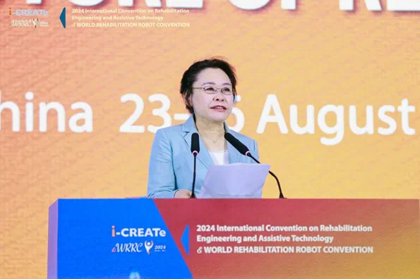 圖為張海迪在2024國際康復(fù)工程與輔助技術(shù)大會(huì)暨世界康復(fù)機(jī)器人大會(huì)上致辭