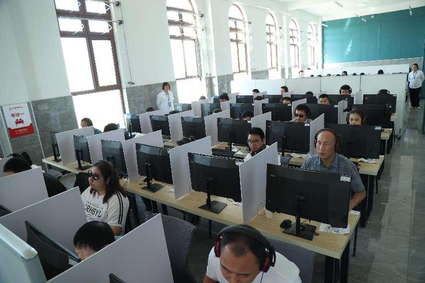 圖為黑龍江考區(qū)綜合筆試考試現(xiàn)場