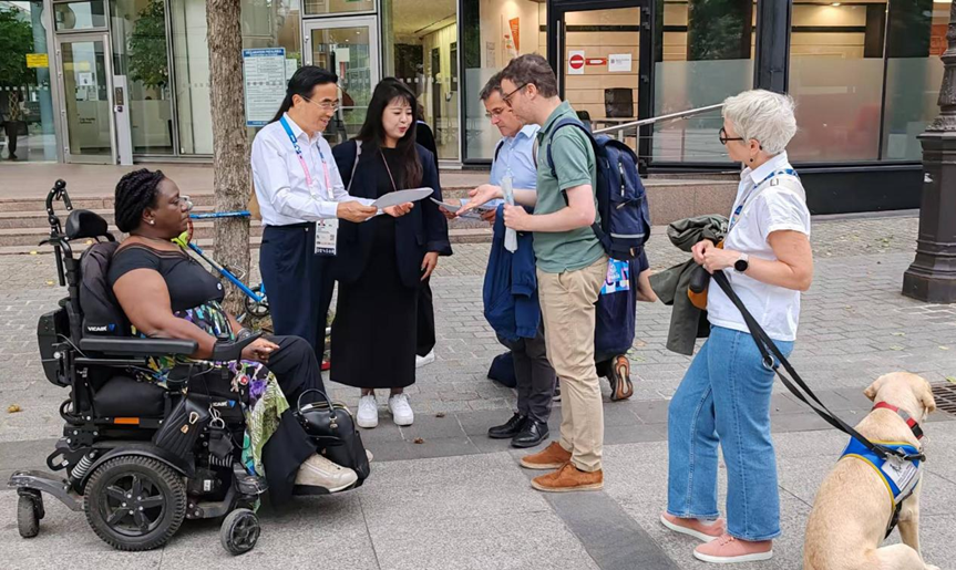圖為現場考察巴黎無障礙社區(qū)提升項目