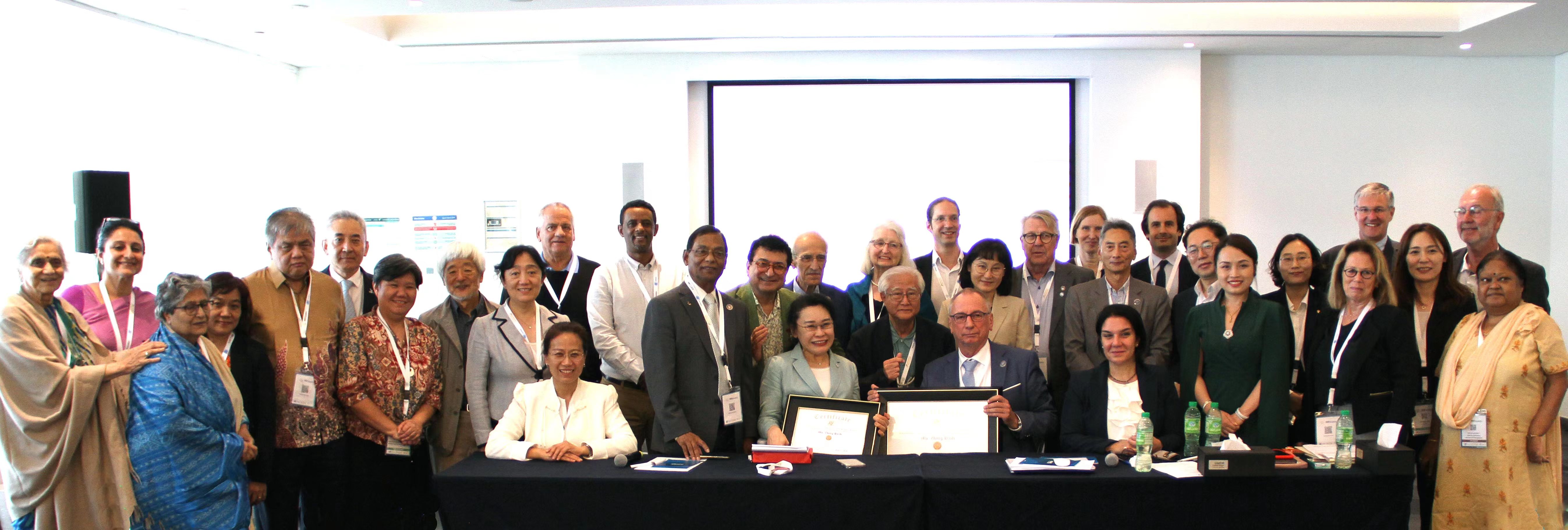 圖為康復(fù)國(guó)際執(zhí)行委員會(huì)成員合影