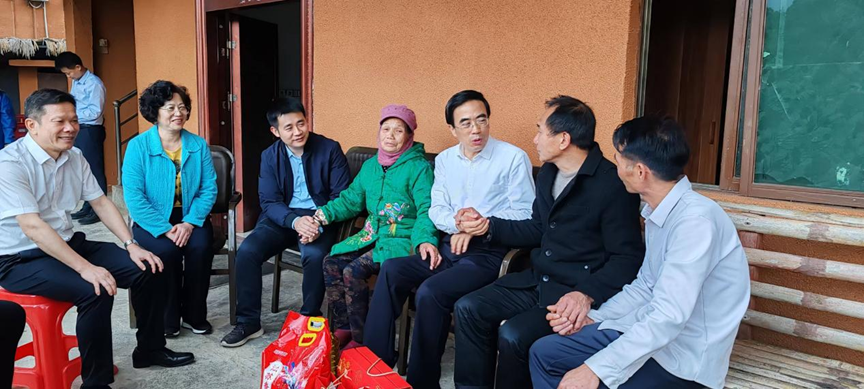 圖為程凱在五指山市水滿鄉(xiāng)毛納村看望慰問(wèn)困難殘疾人